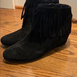 like new Comfortiva fringed booties